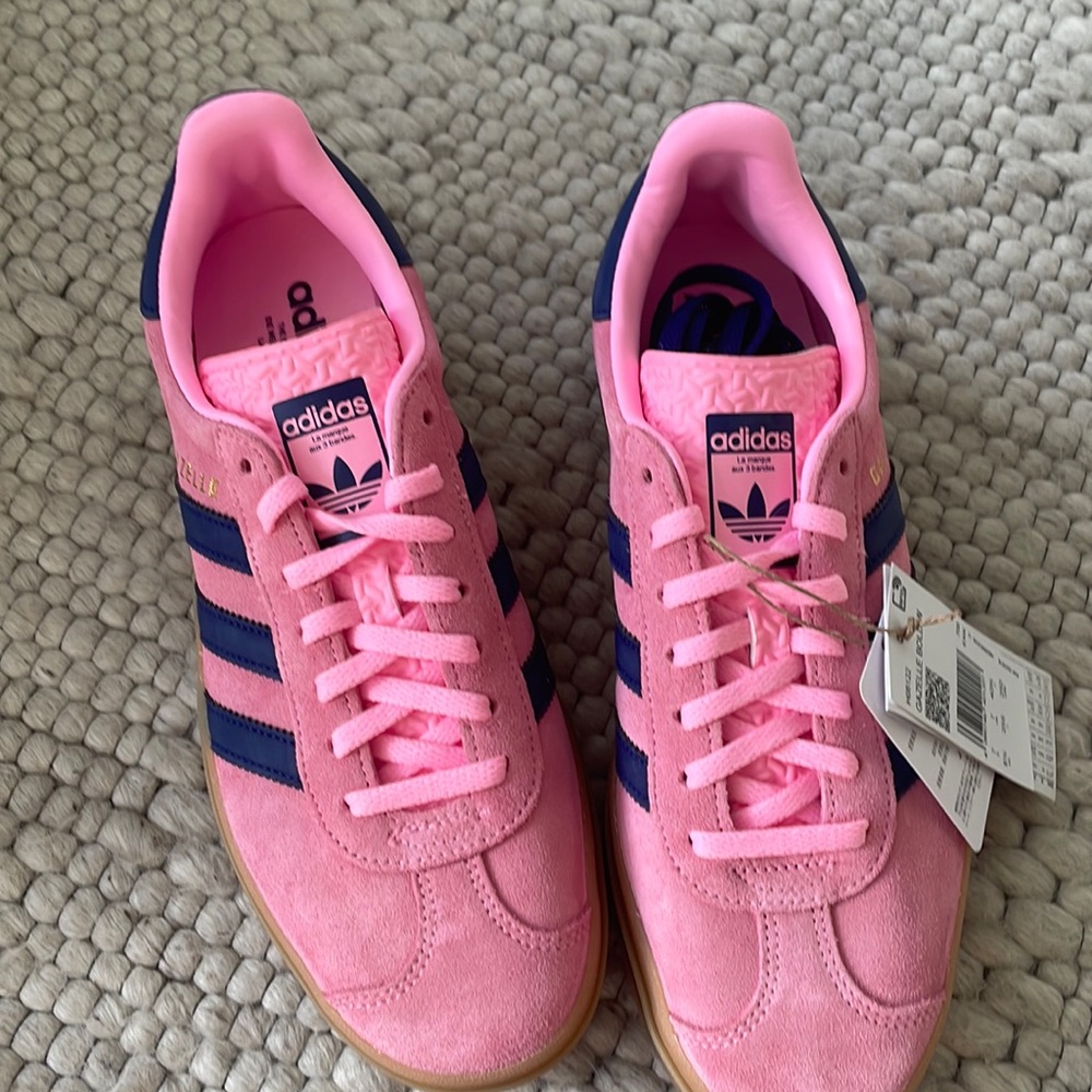 New with tags, never been worn pink gazelles